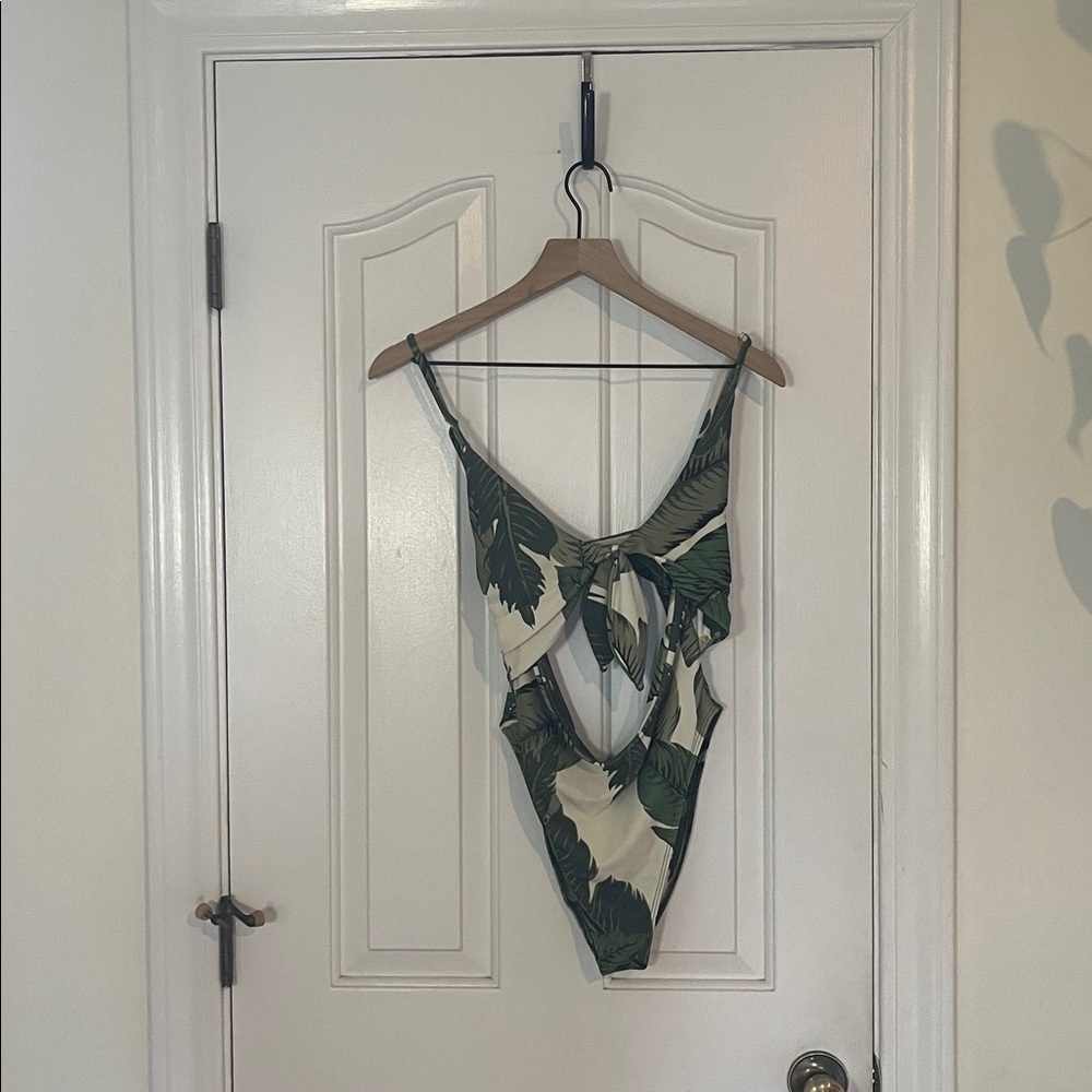 Beach Riot | Banana Leaf Karissa‎ One Piece Cut Out Swimsuit Small Beach Resort - Picture 4 of 7